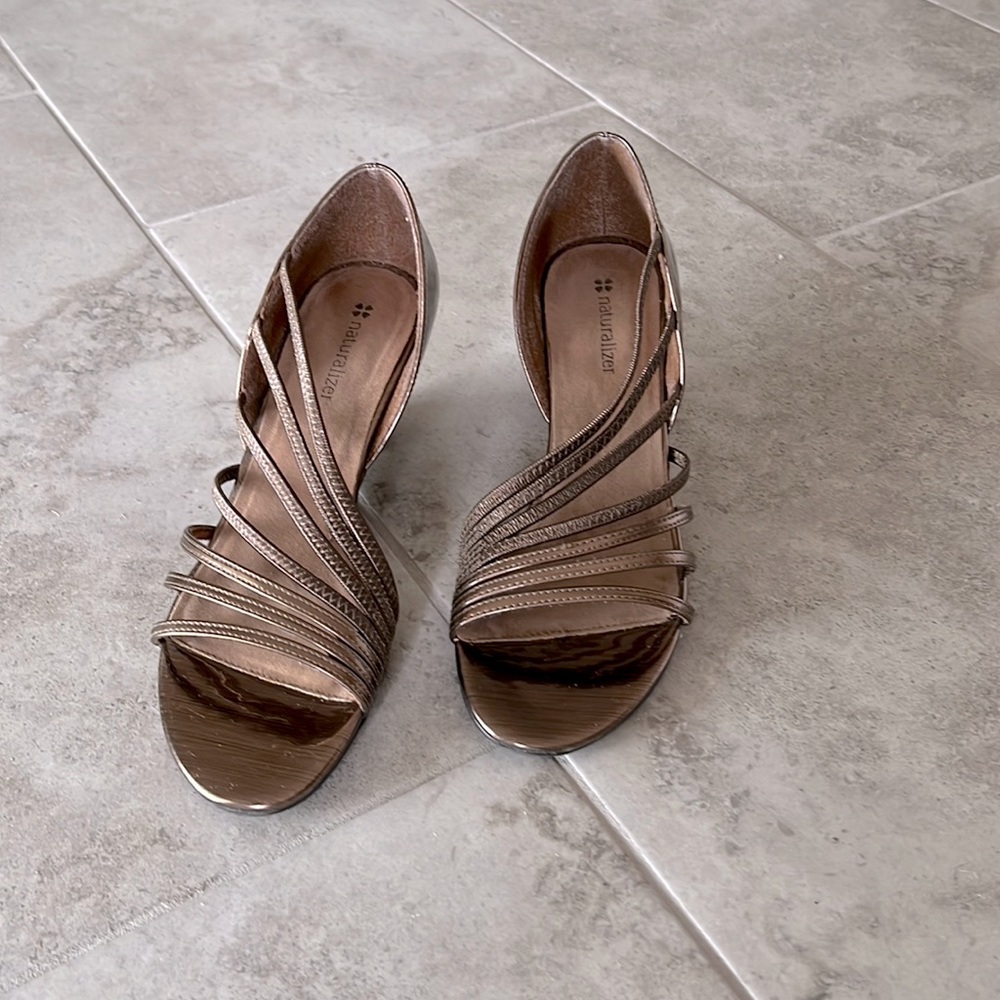 Naturalizer copper colored sandal. Never worn.